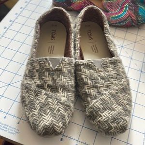 Tom’s Fuzzy Gray & White Patterned Slip On Shoes